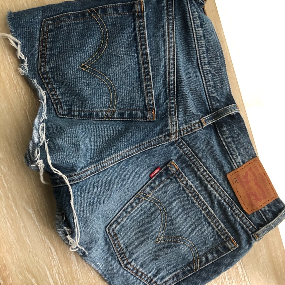 LEVI’S HIGH WAISTED